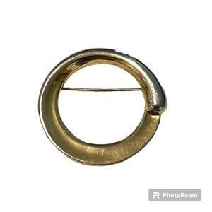 Monet Vintage Gold Tone Brooch Round Circle Pin Signed 1.5"